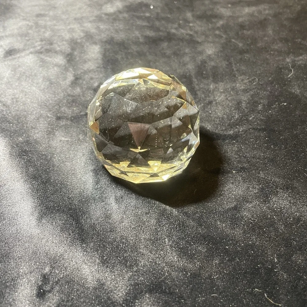 COLLECTIBLE CRYSTAL CLEAR SPHERE HEXAGONS DECORATIVE.